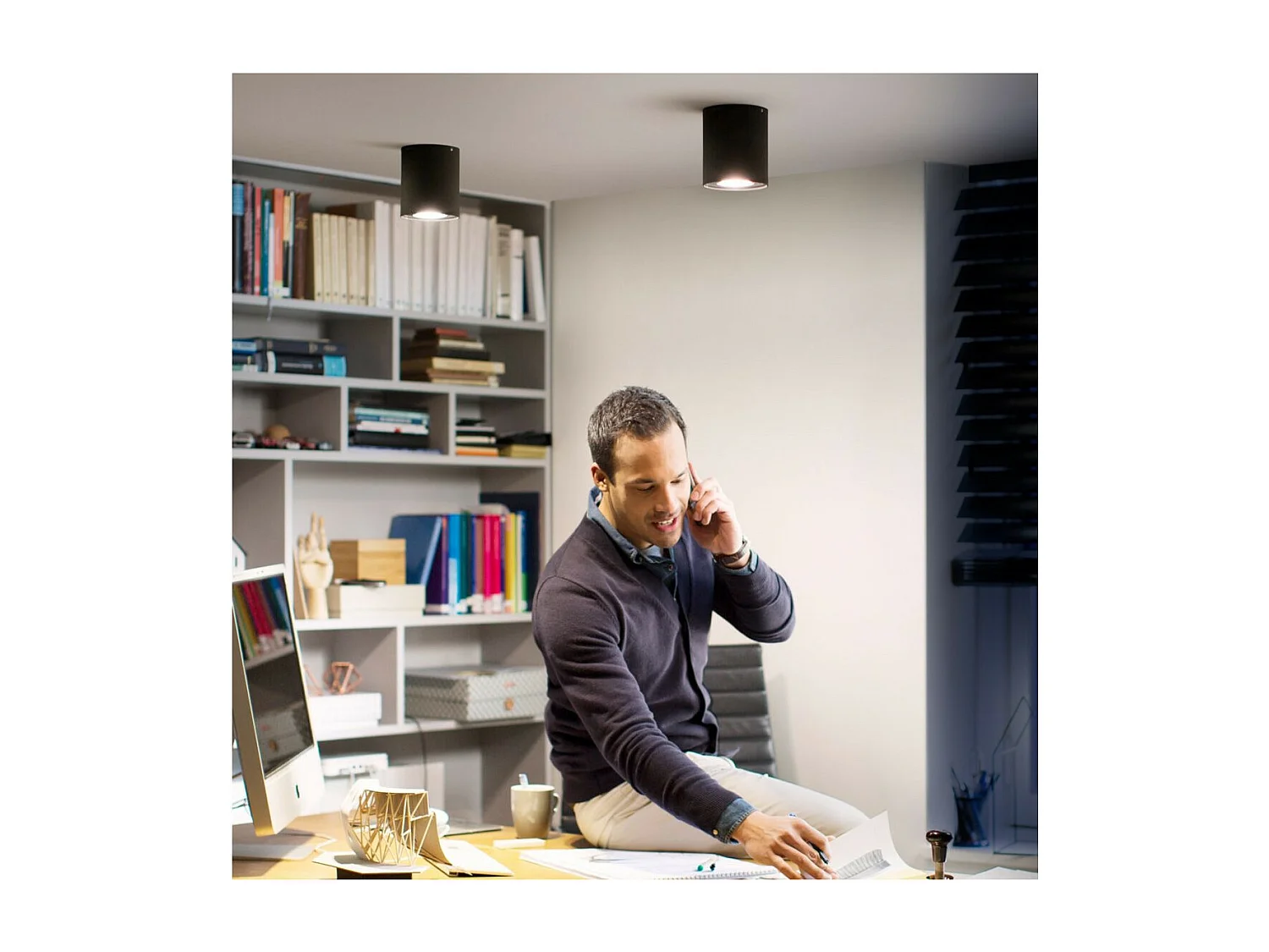 Aplique de Techo White Ambiance GU10 Hue Pillar Simple Negro