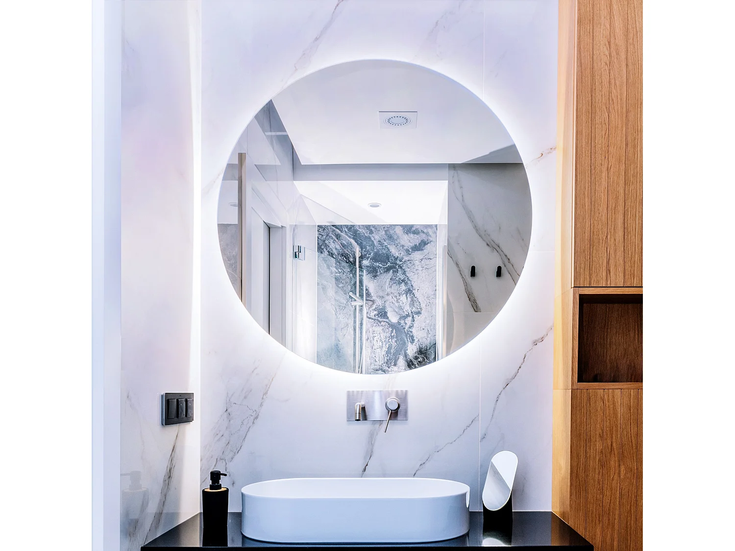 Miroir de salle de bain moderne éclairé par LED 60 cm Lumière froide