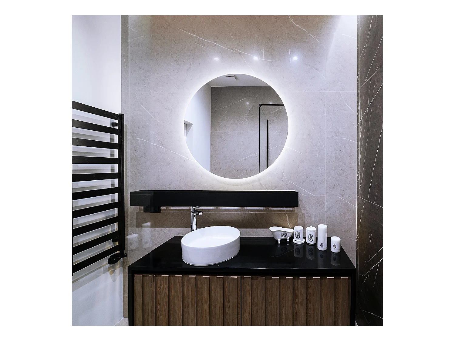 Miroir de salle de bain moderne éclairé par LED 70 cm, lumière froide