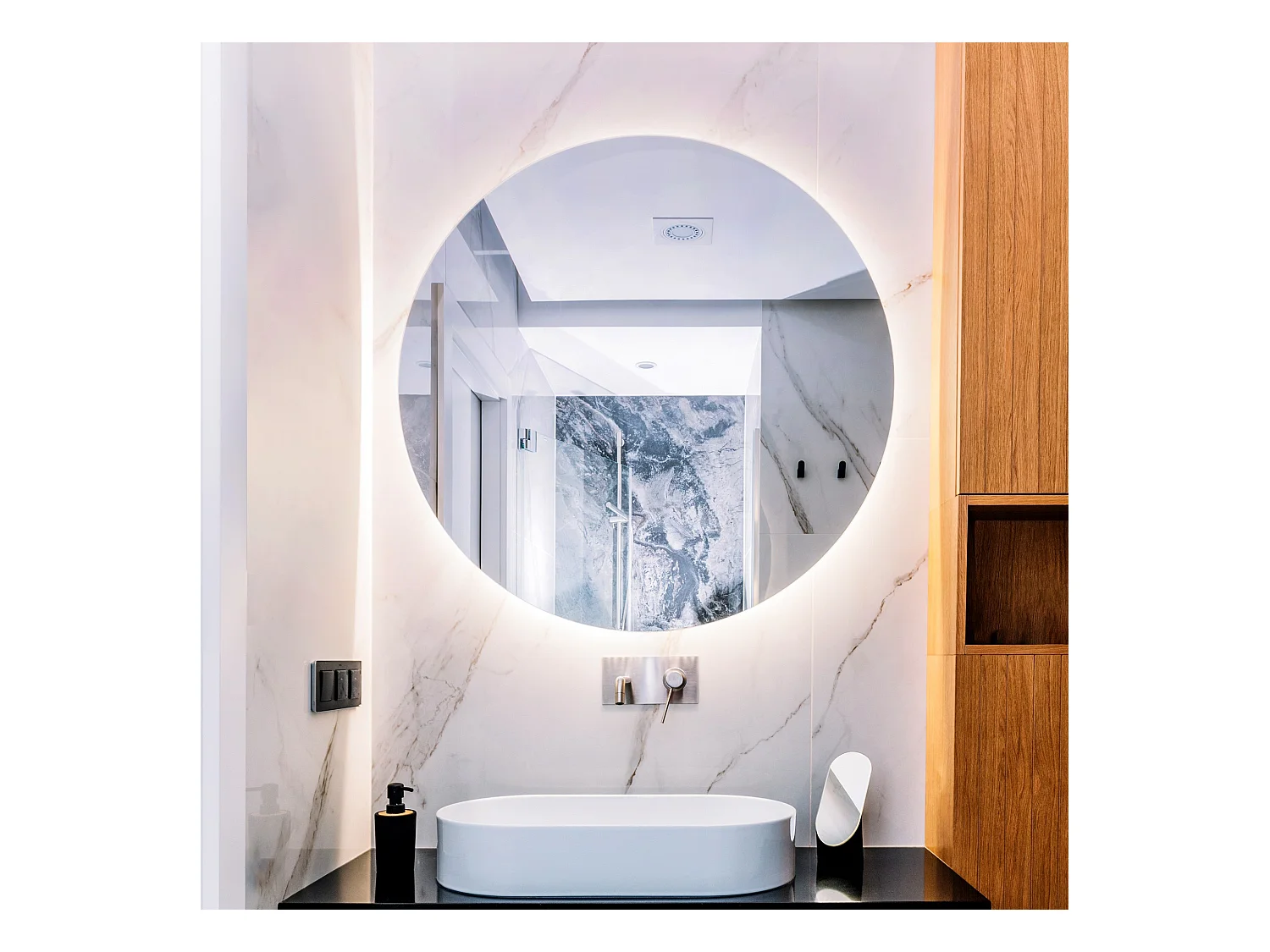 Miroir de salle de bain moderne éclairé par LED 70 cm, lumière froide