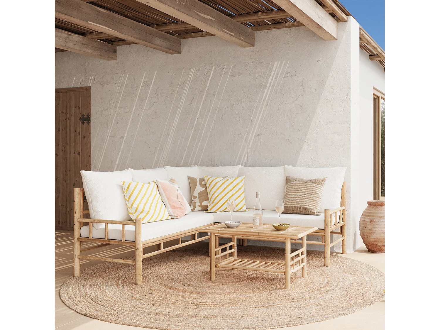 Salon de jardin en bambou avec un canapé d'angle et une table basse - Vadella