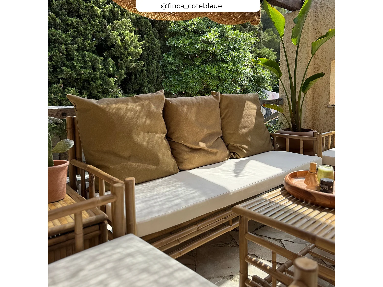 Conjunto de jardín blanco de bambú con sofá, sillón y mesa baja - Vadella