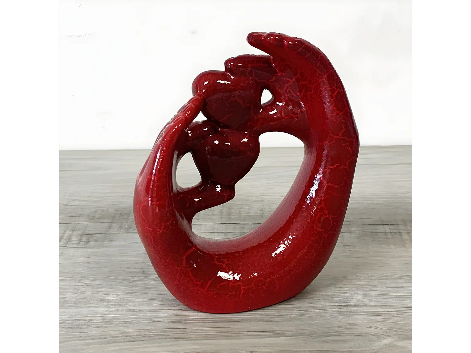 Statue en céramique mains et coeurs rouges 23 cm