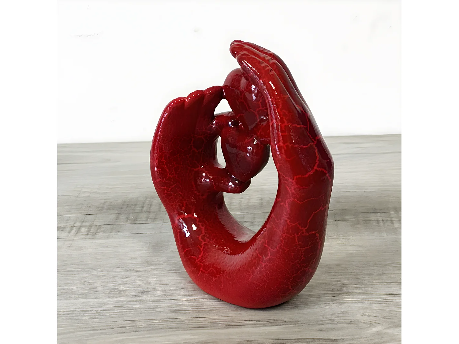 Statue en céramique mains et coeurs rouges 23 cm