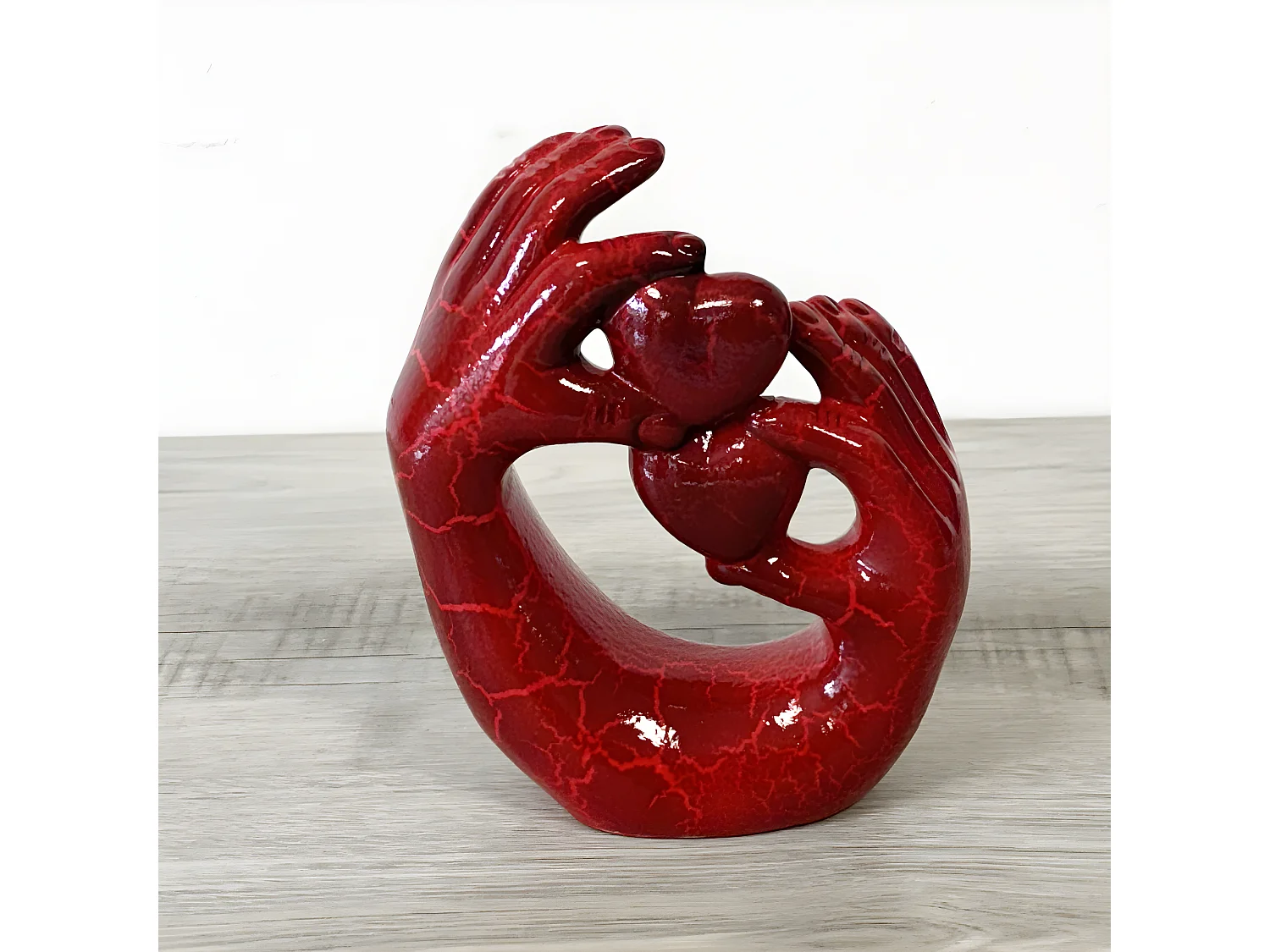 Statue en céramique mains et coeurs rouges 23 cm