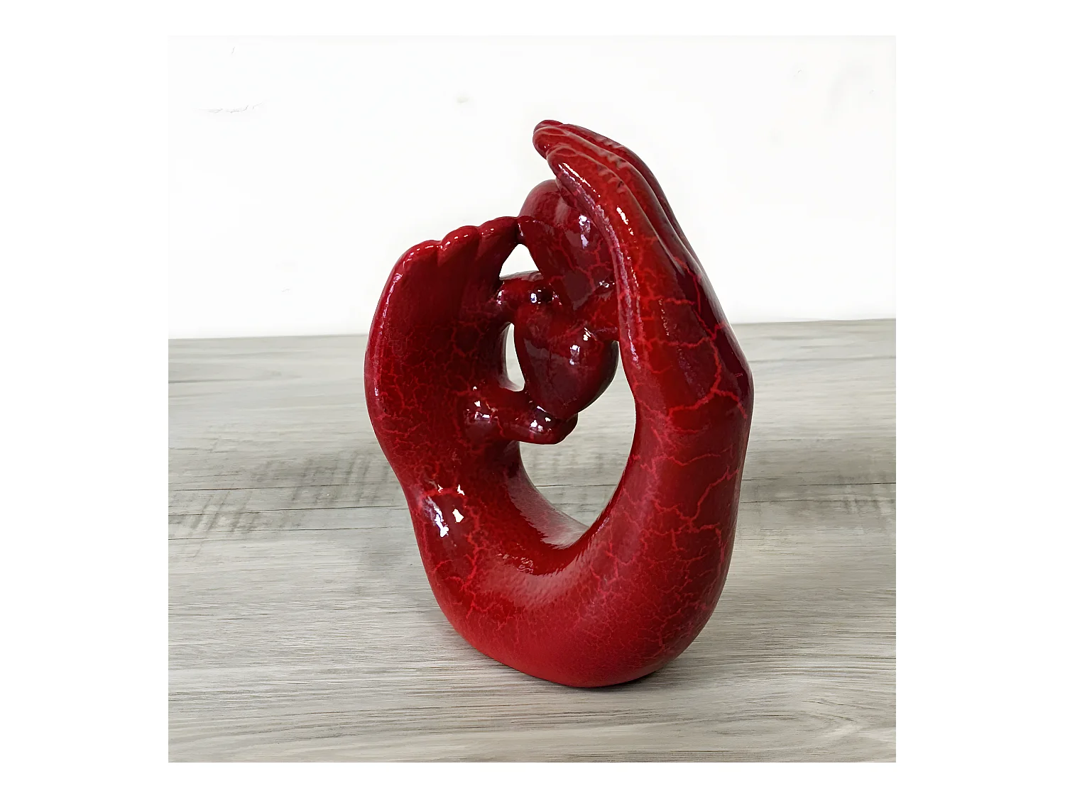 Statue en céramique mains et coeurs rouges 23 cm