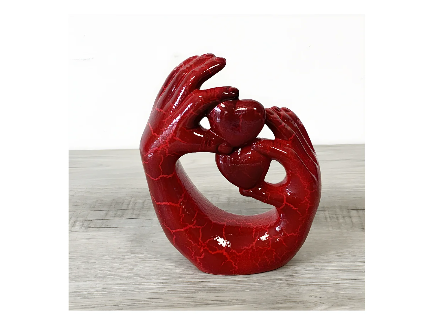 Statue en céramique mains et coeurs rouges 23 cm