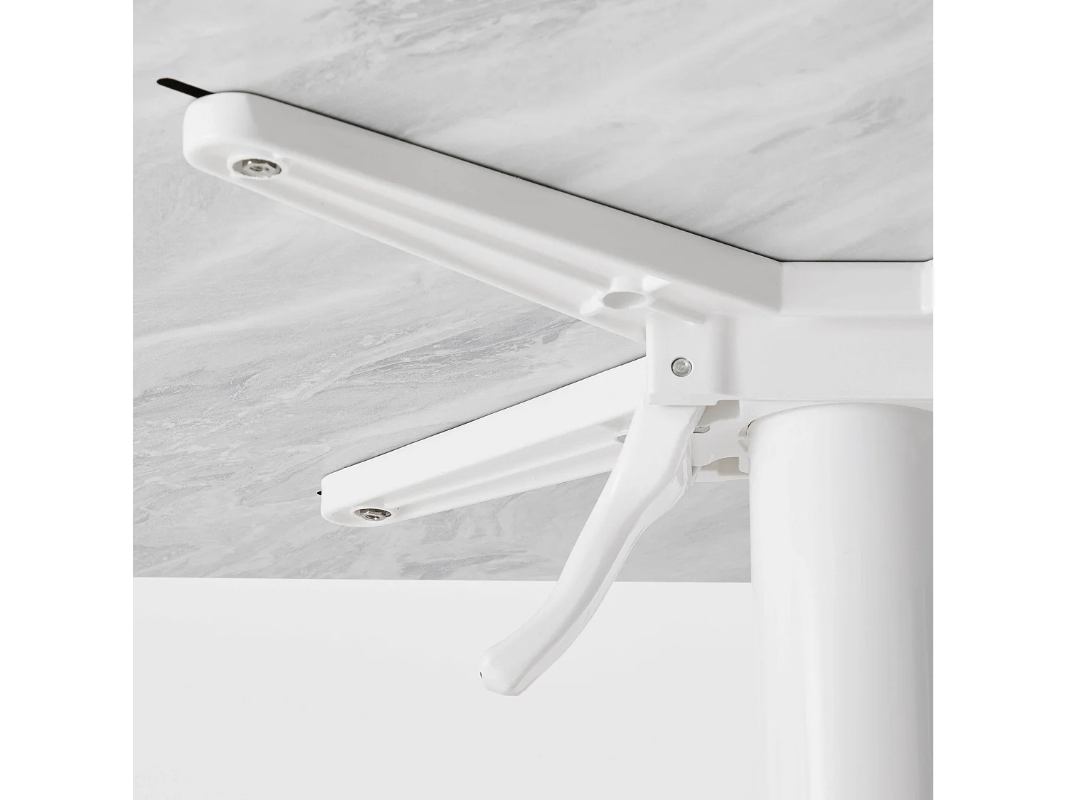 Ensemble table 70 cm marbre et 4 chaises en métal blanc