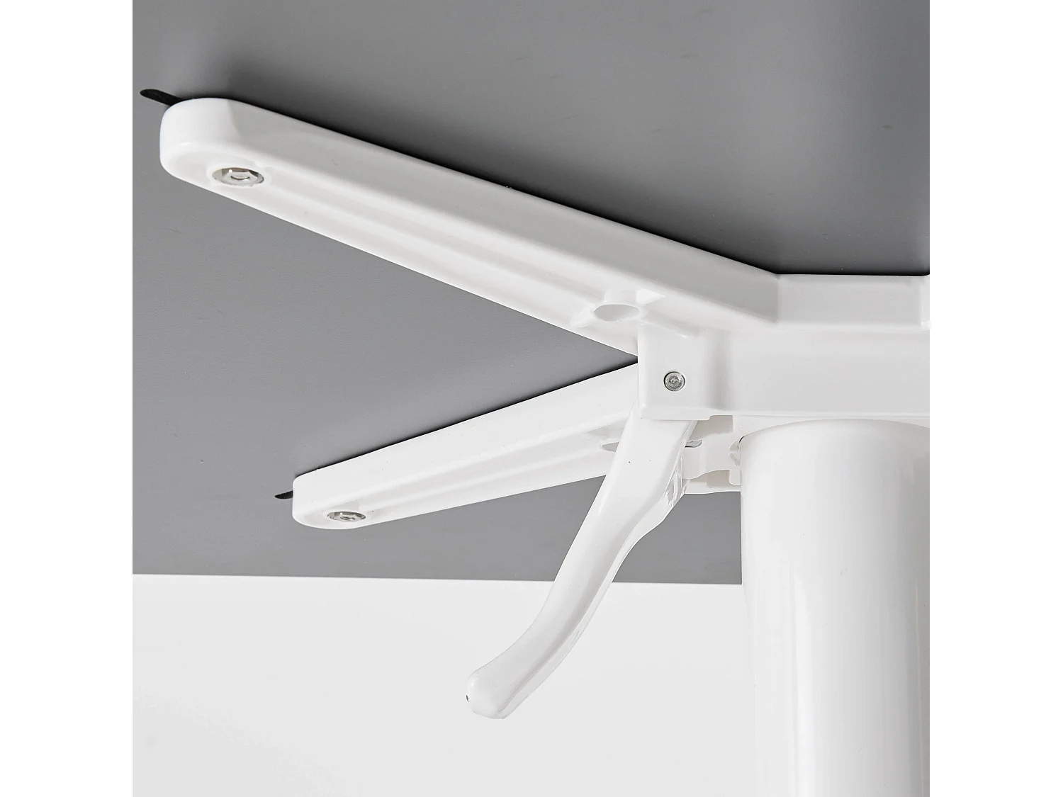 Ensemble table 60 cm noir et 4 chaises en métal blanc