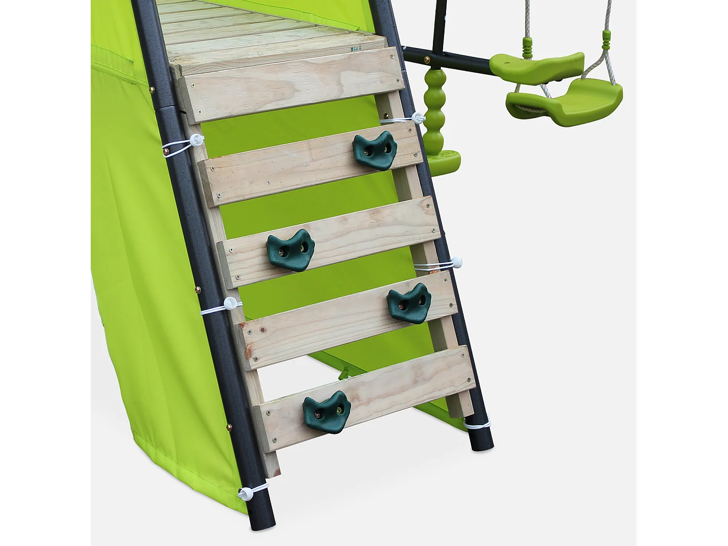 Parque infantil con columpio y tobogán verde