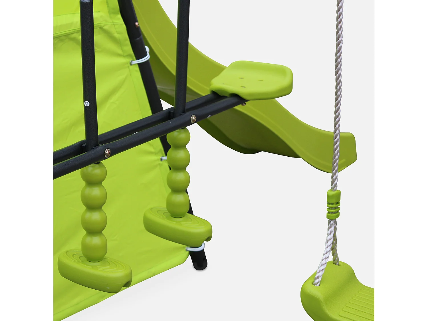 Parque infantil con columpio y tobogán verde