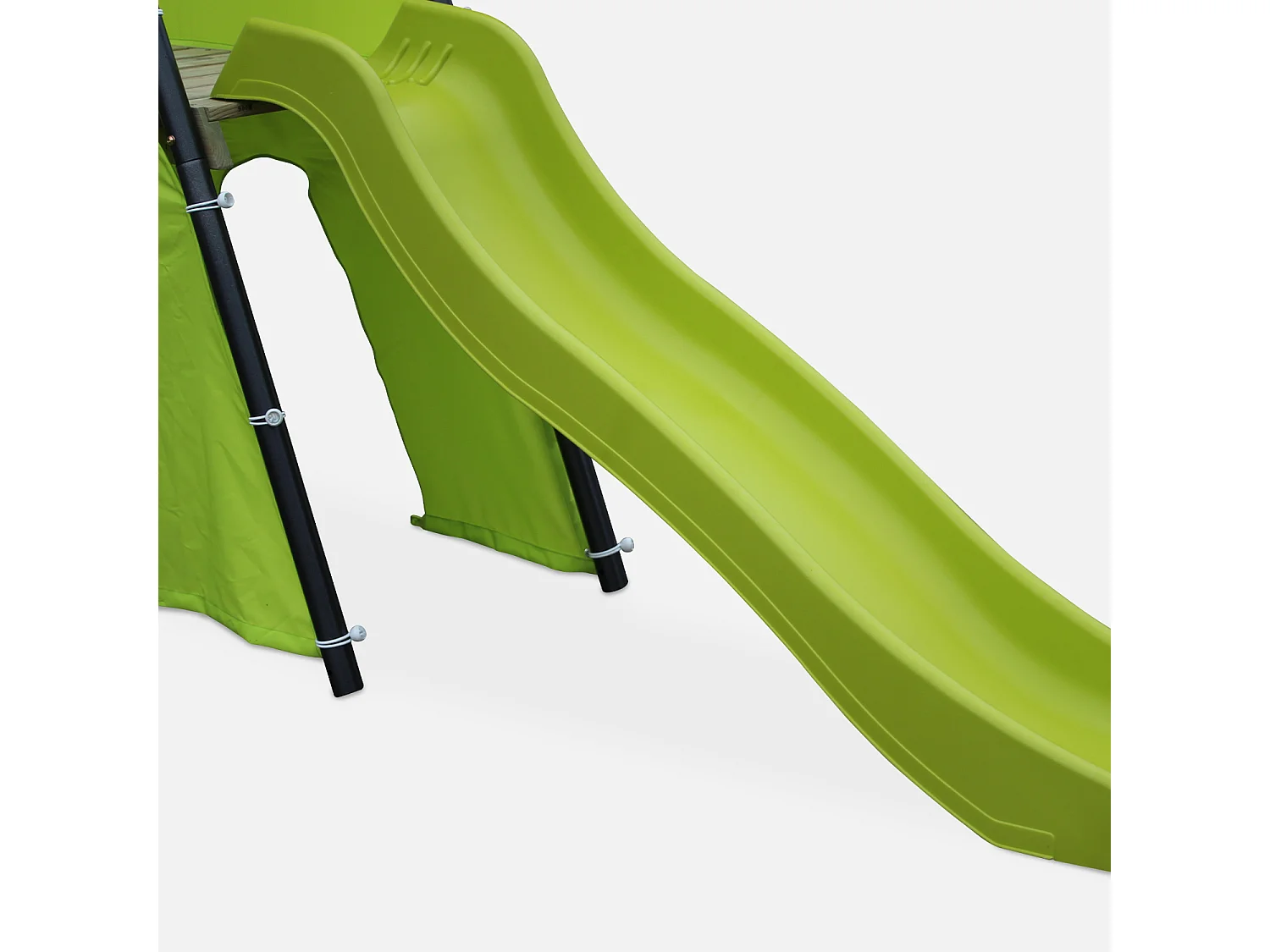 Parque infantil con columpio y tobogán verde