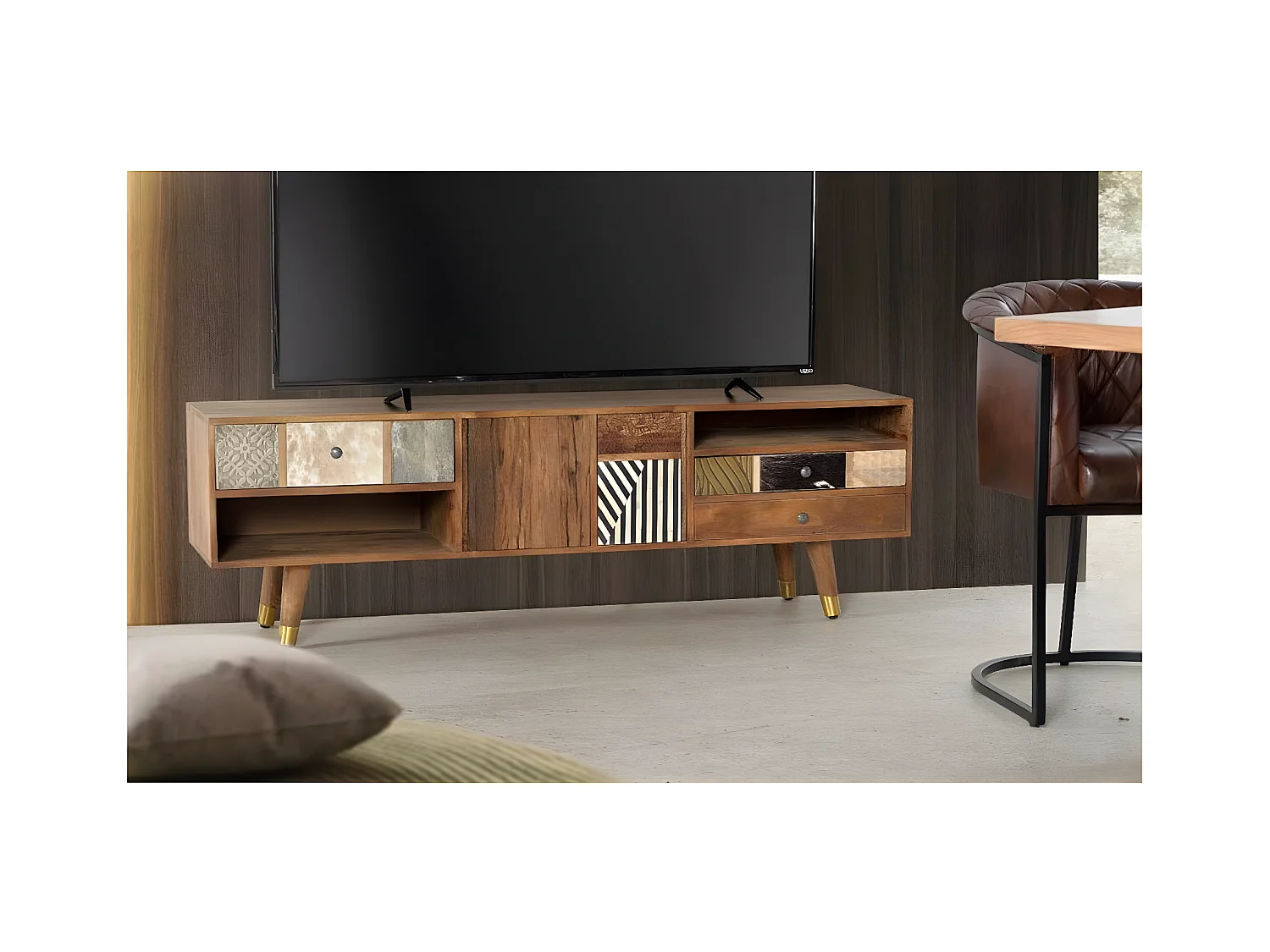 Szafka RTV z jasnego drewna orzechowego mango