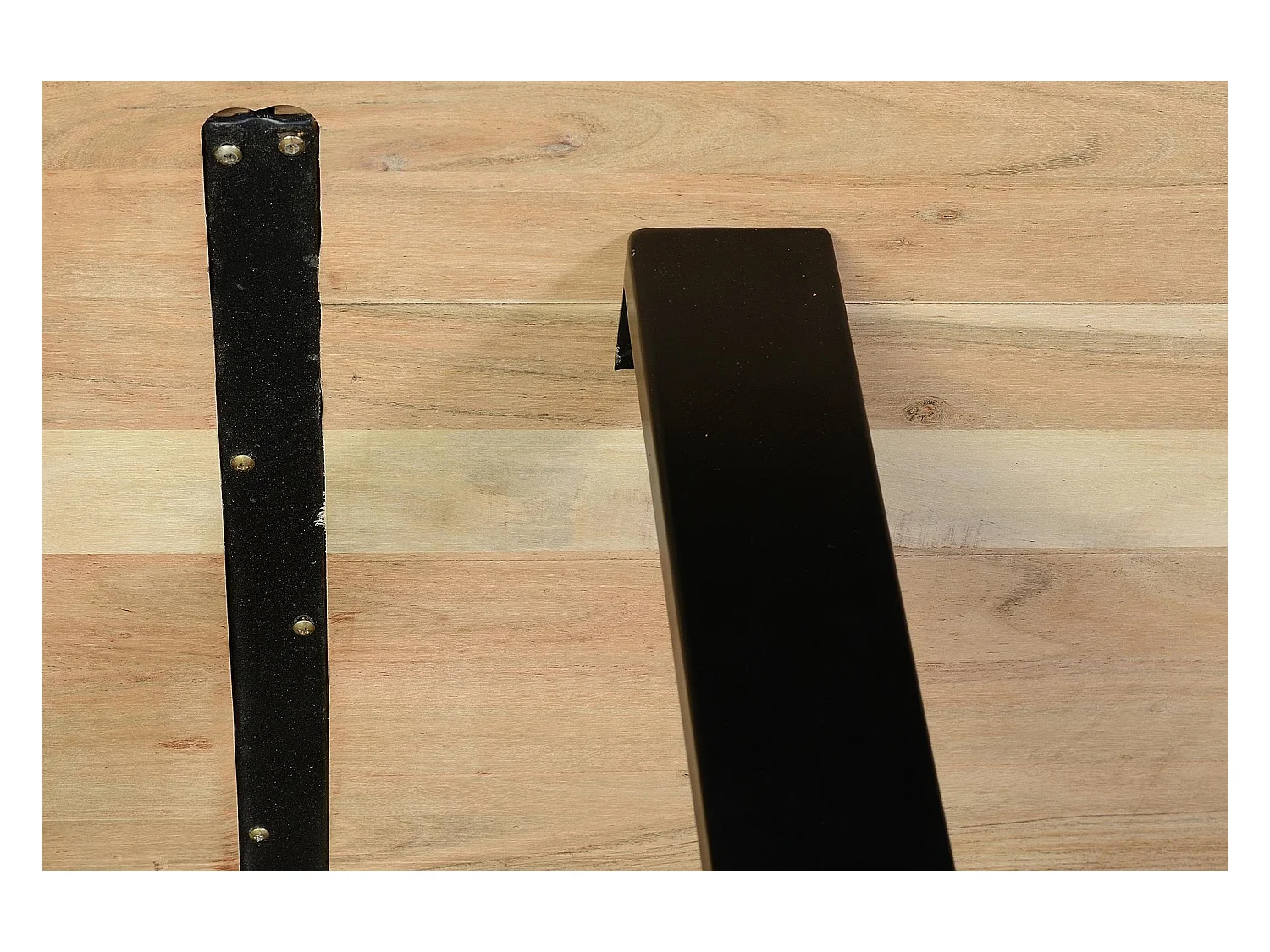 Table à manger en bois d'acacia naturel et pieds en métal noir