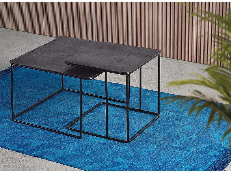 Set aus 2 Satztischen aus geschnitztem und handbemaltem Mangoholz