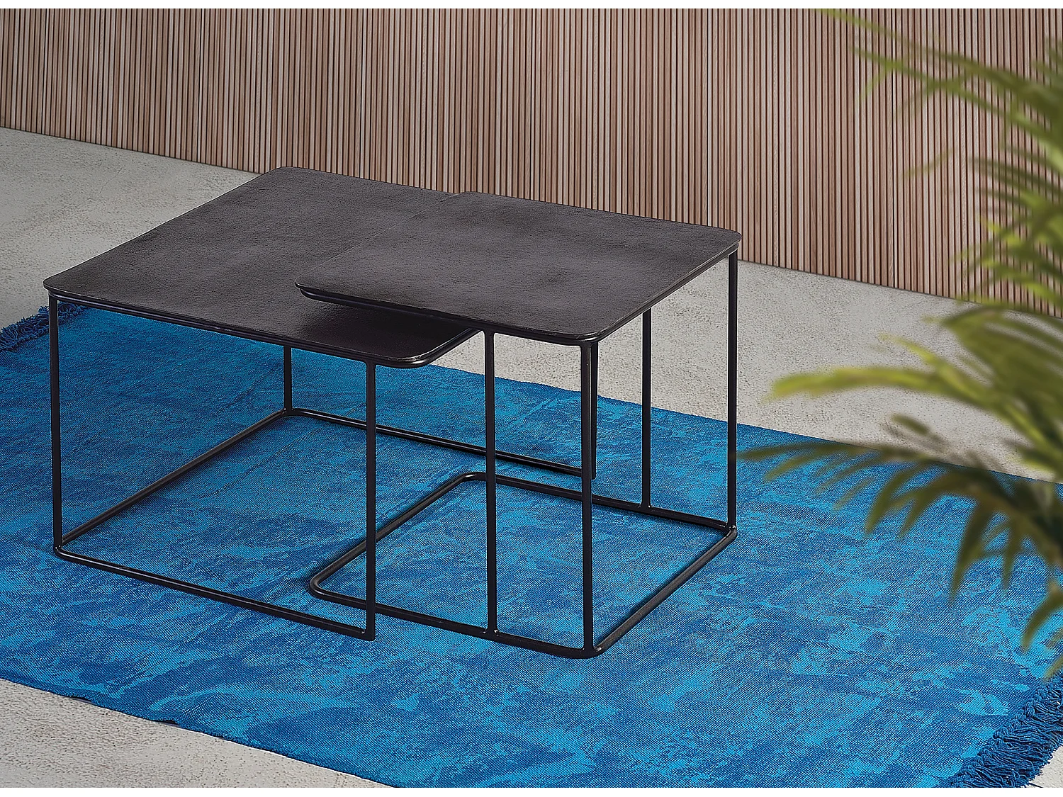 Table basse plateau bronze et pieds métal