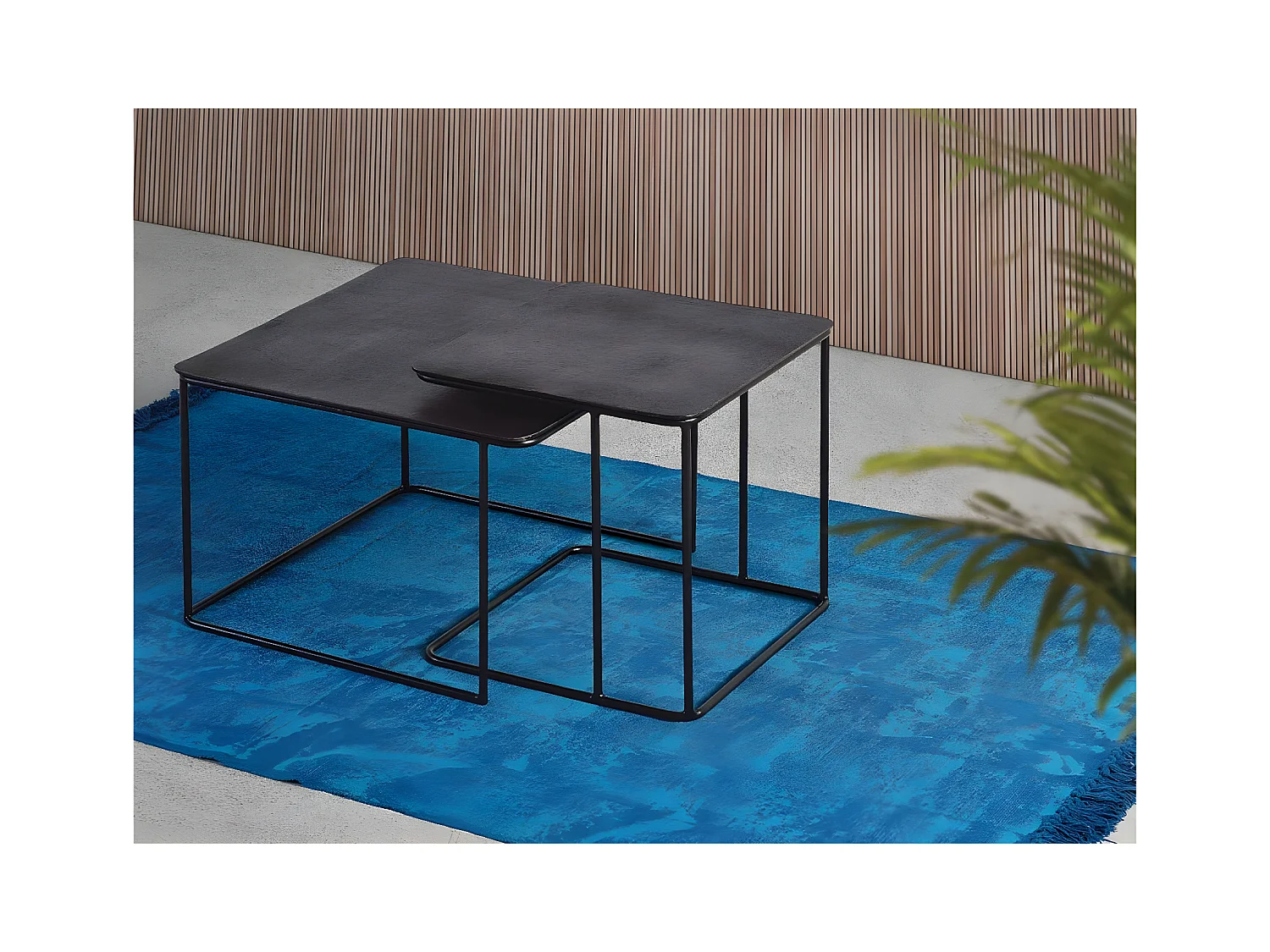 Set aus 2 Satztischen aus geschnitztem und handbemaltem Mangoholz