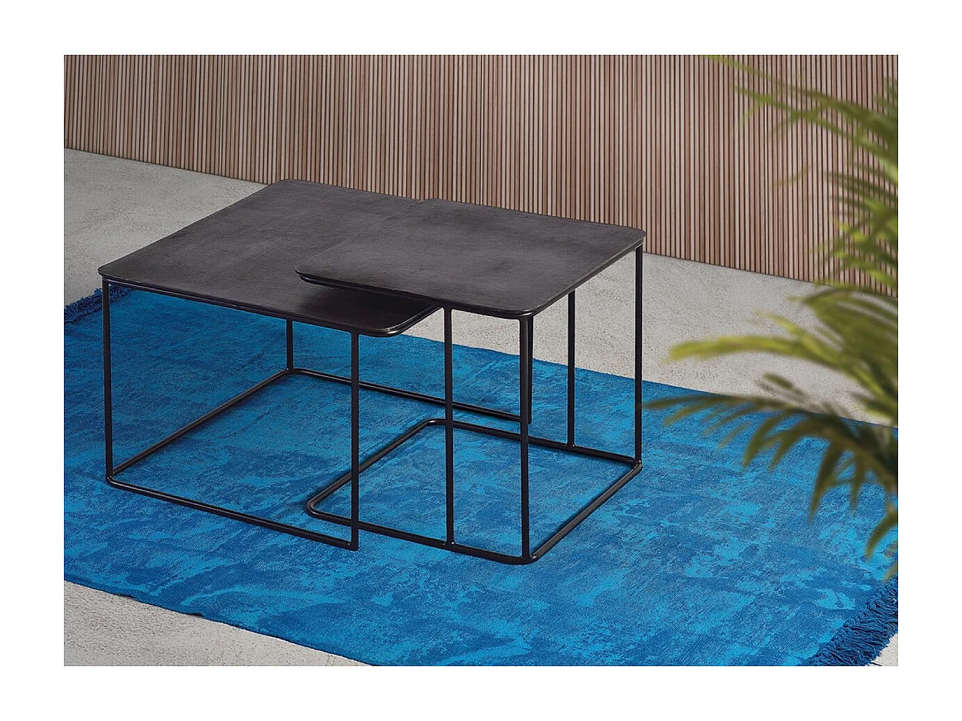 Table basse plateau bronze et pieds métal