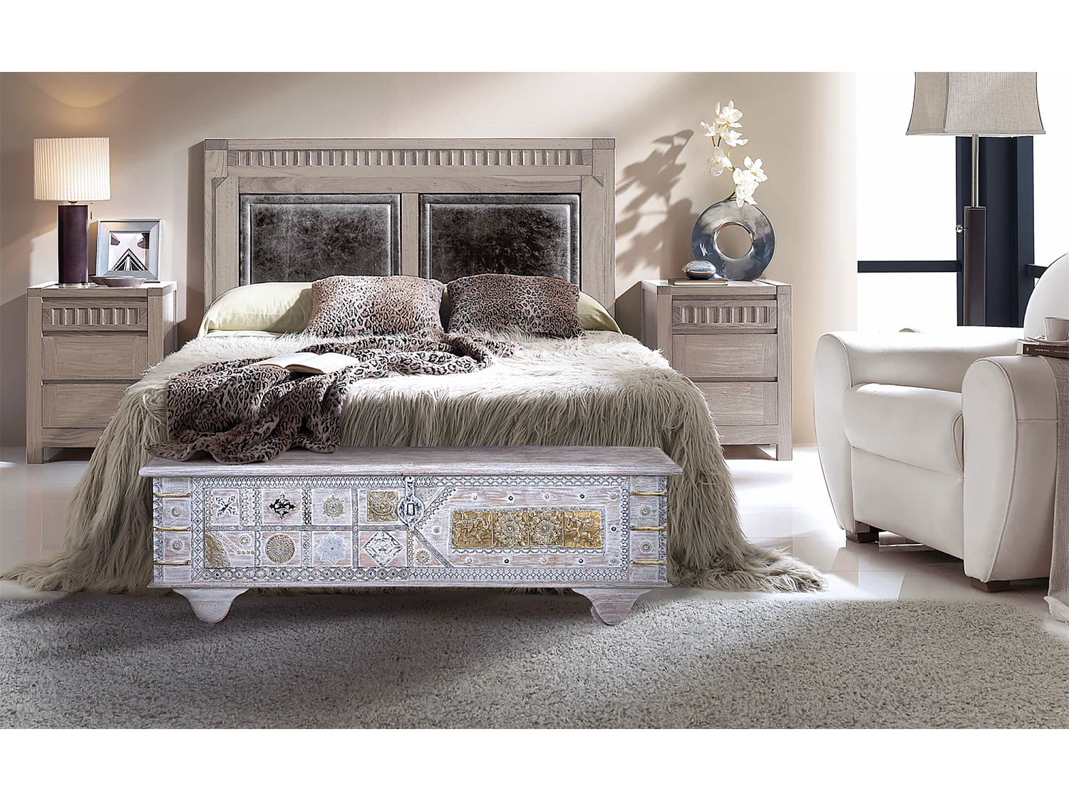 Coffre ancien en bois de manguier blanc