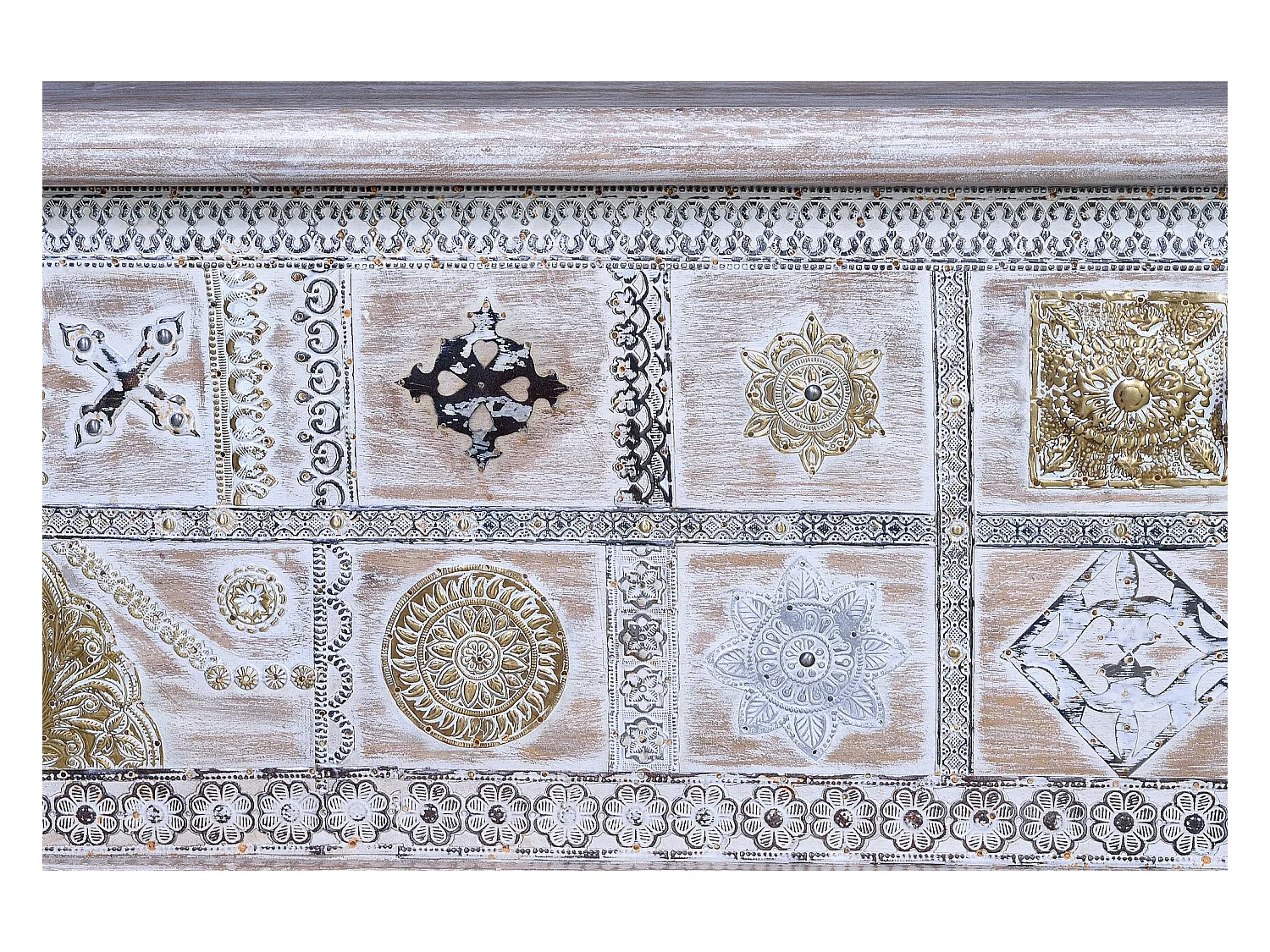 Coffre ancien en bois de manguier blanc