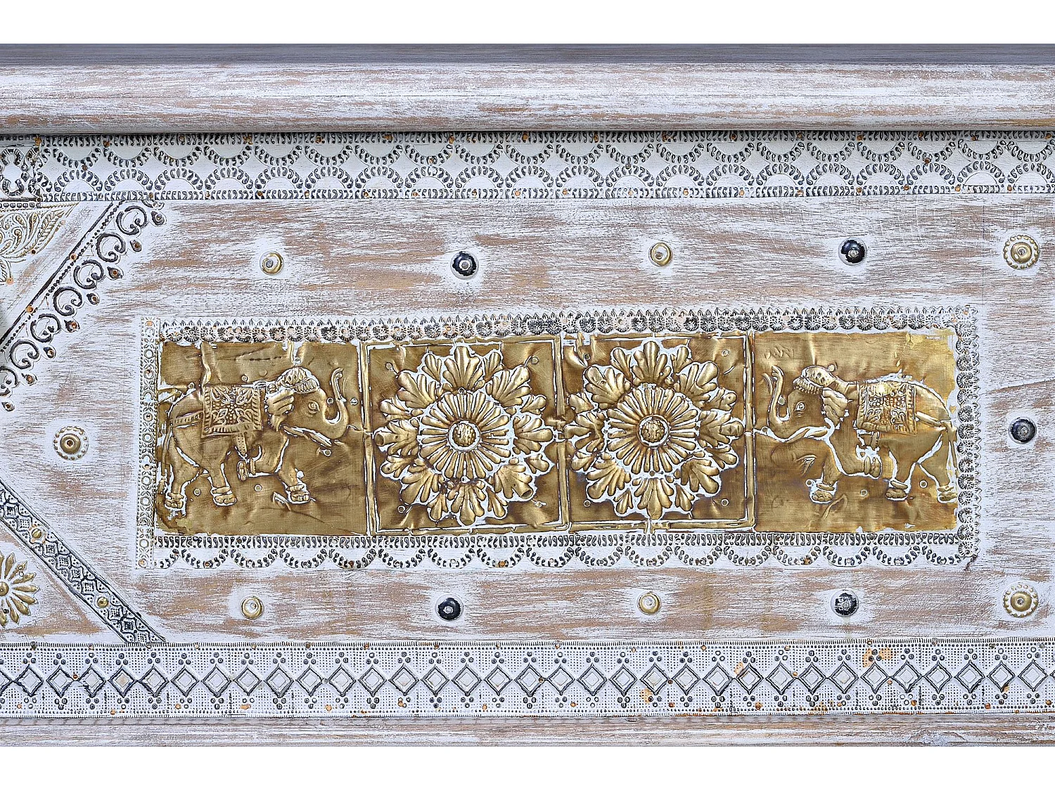 Coffre ancien en bois de manguier blanc