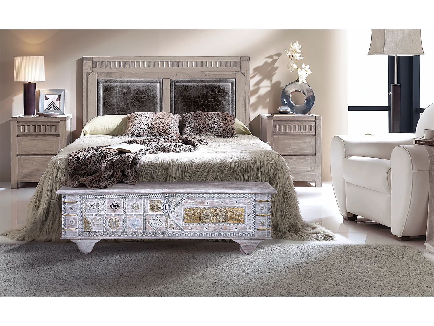 Coffre ancien en bois de manguier blanc