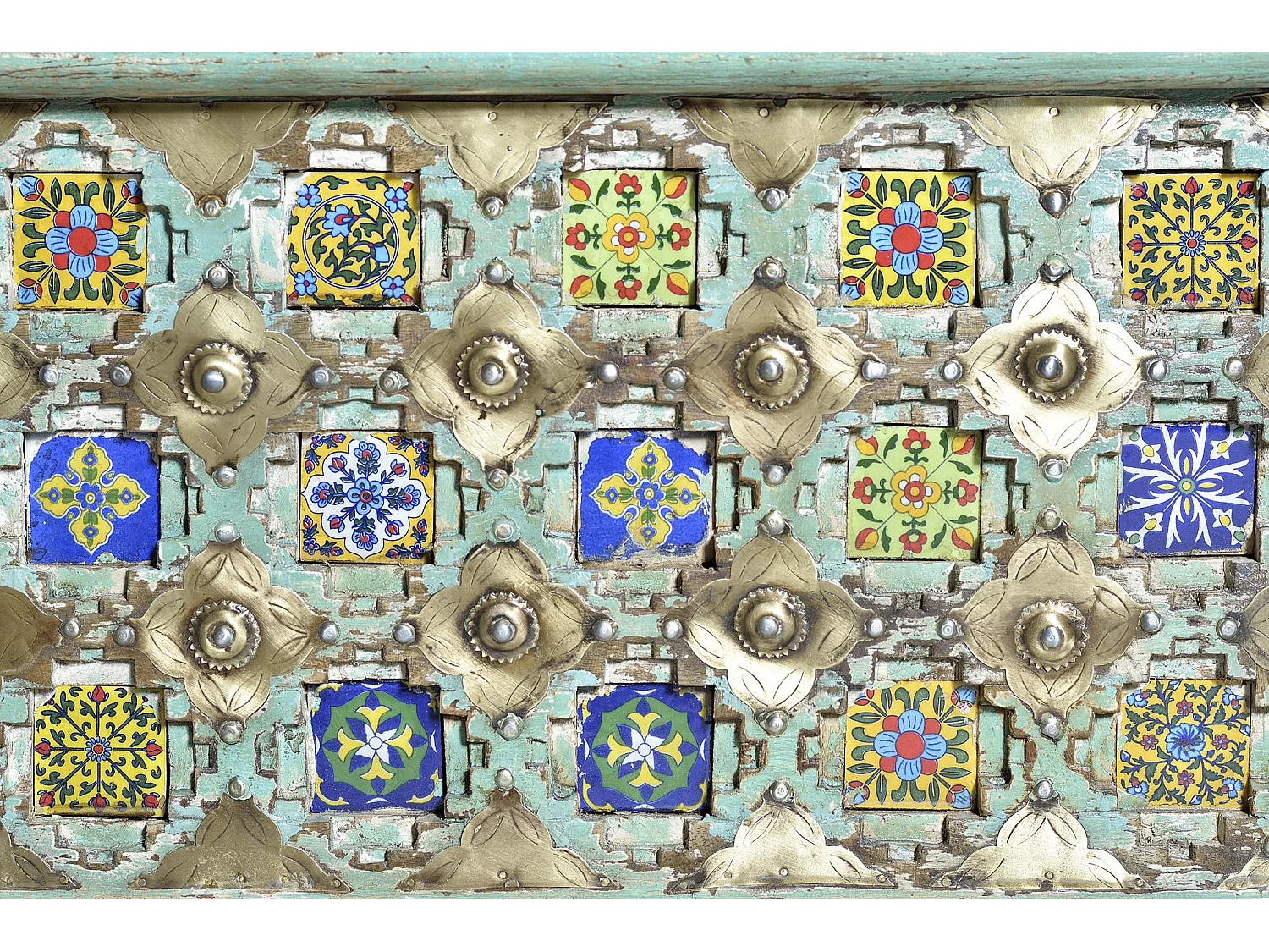 Coffre en bois de manguier avec détails verts et multicolores