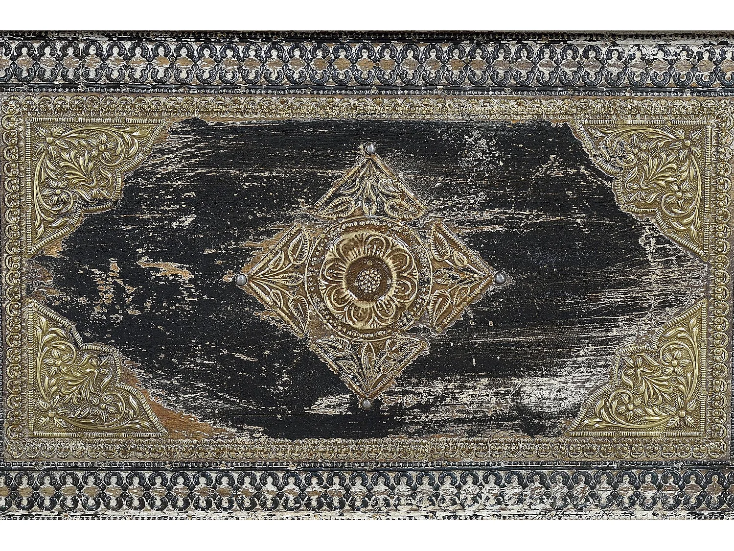 Coffre en bois de manguier et détails en bronze blanc vieilli