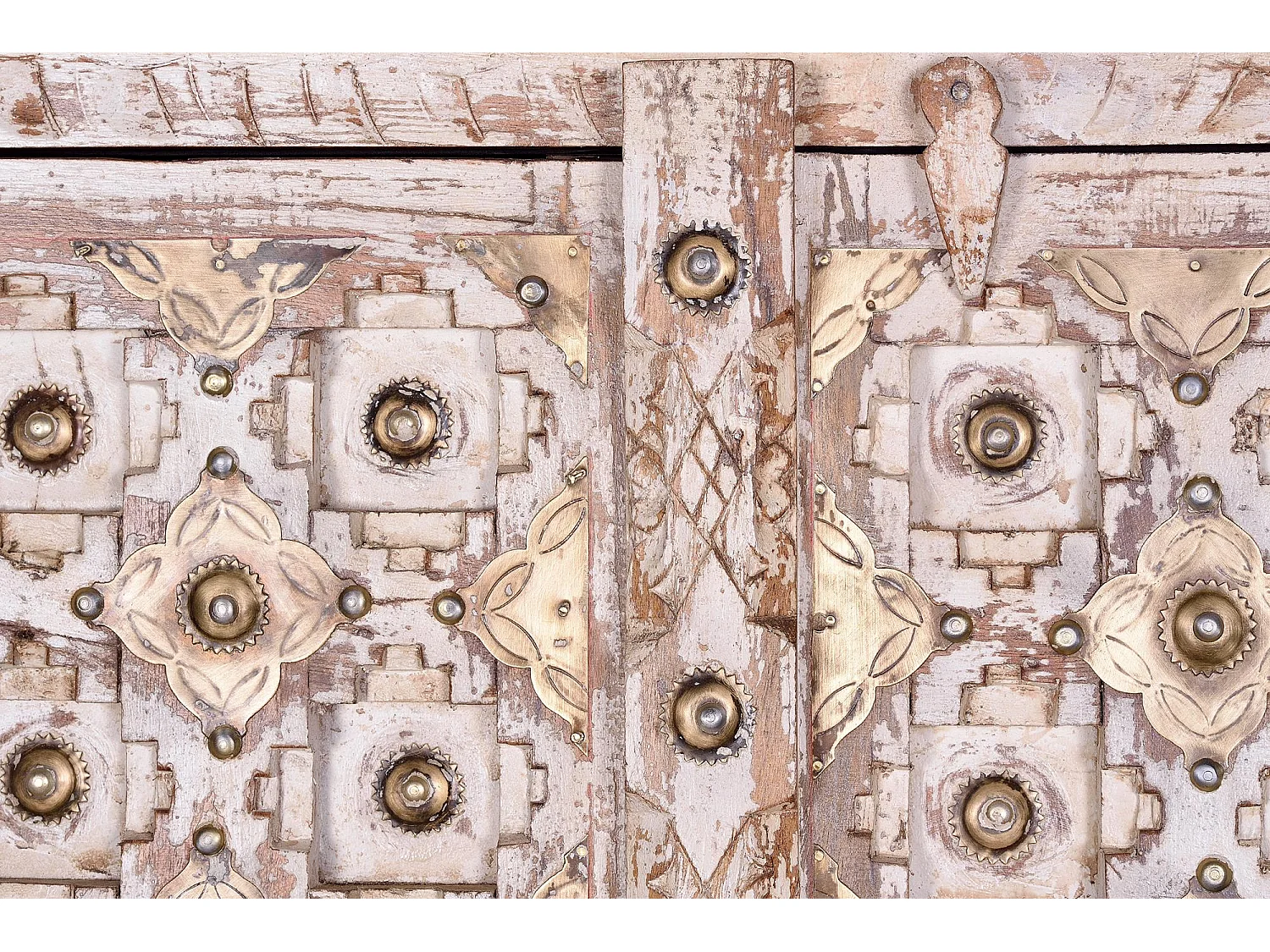 Armoire en bois de manguier avec des détails en ivoire vieilli