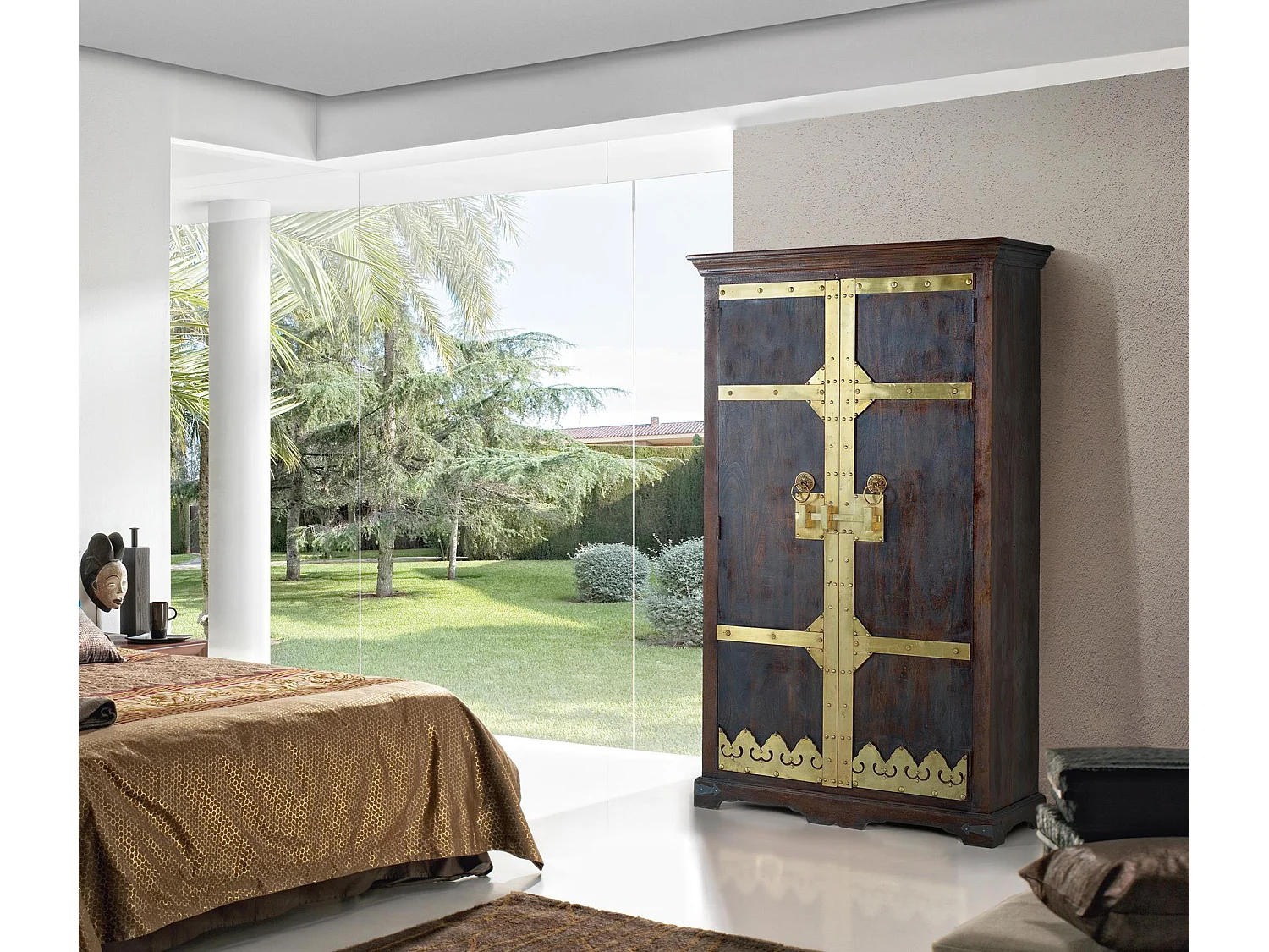 Armoire en bois et détails en bronze noyer foncé