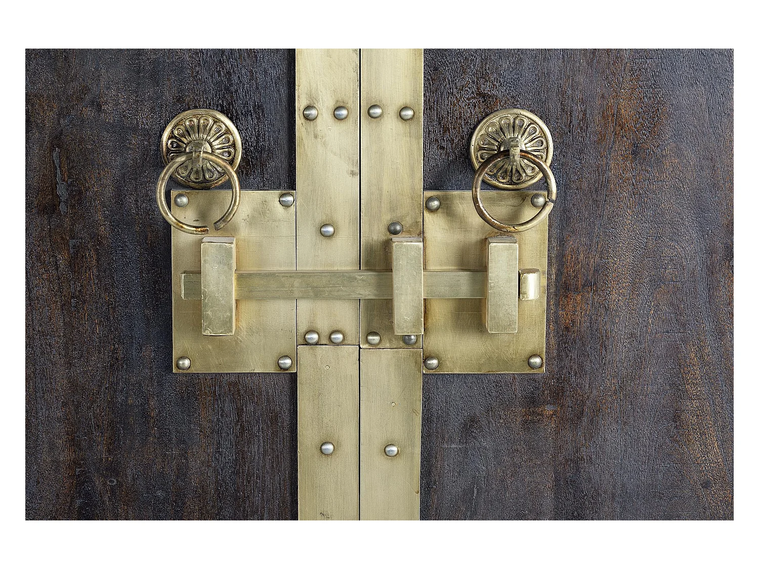 Armoire en bois et détails en bronze noyer foncé