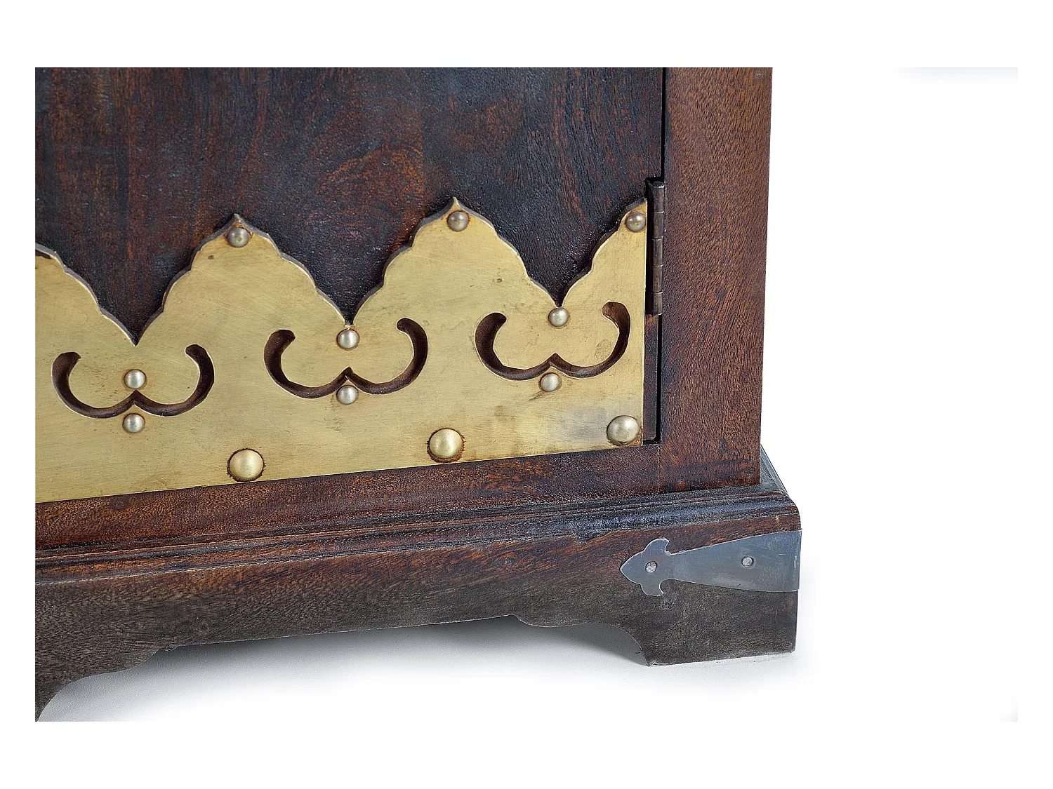 Armoire en bois et détails en bronze noyer foncé