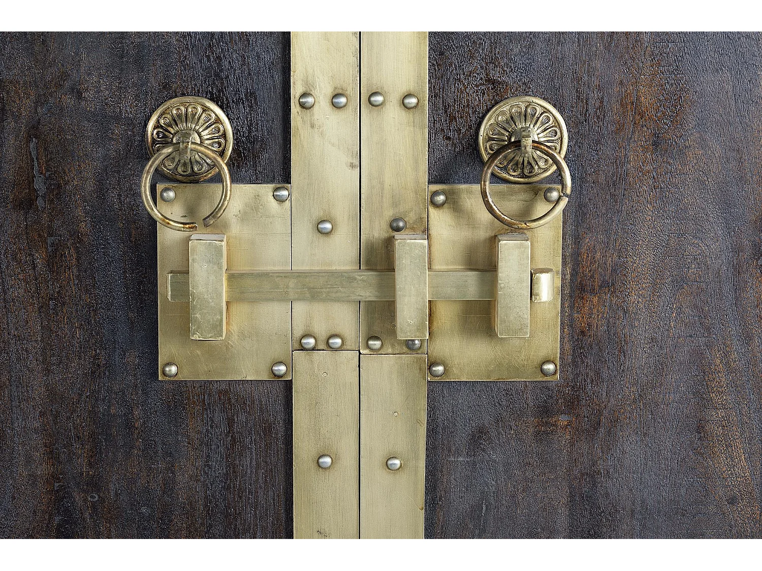 Armoire en bois et détails en bronze noyer foncé