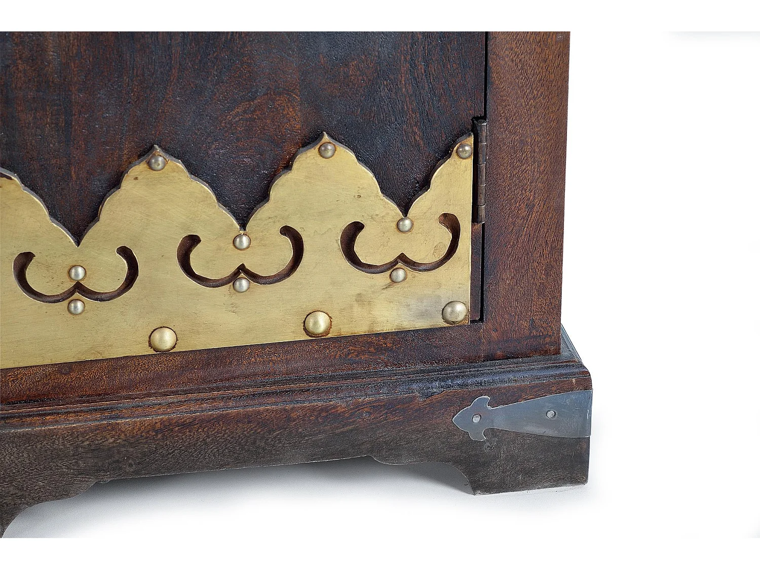 Armoire en bois et détails en bronze noyer foncé