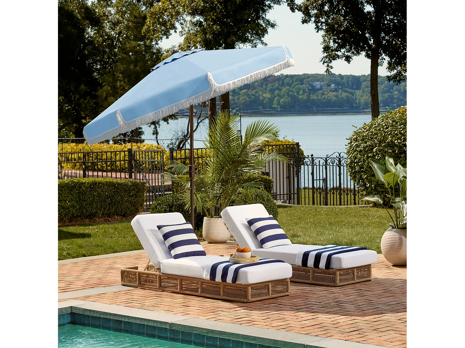 Parasol Bleu /blanc OPEN: 255 x 255 X 250 CLOSE: 15 x 15 x 250 cm - Fabia