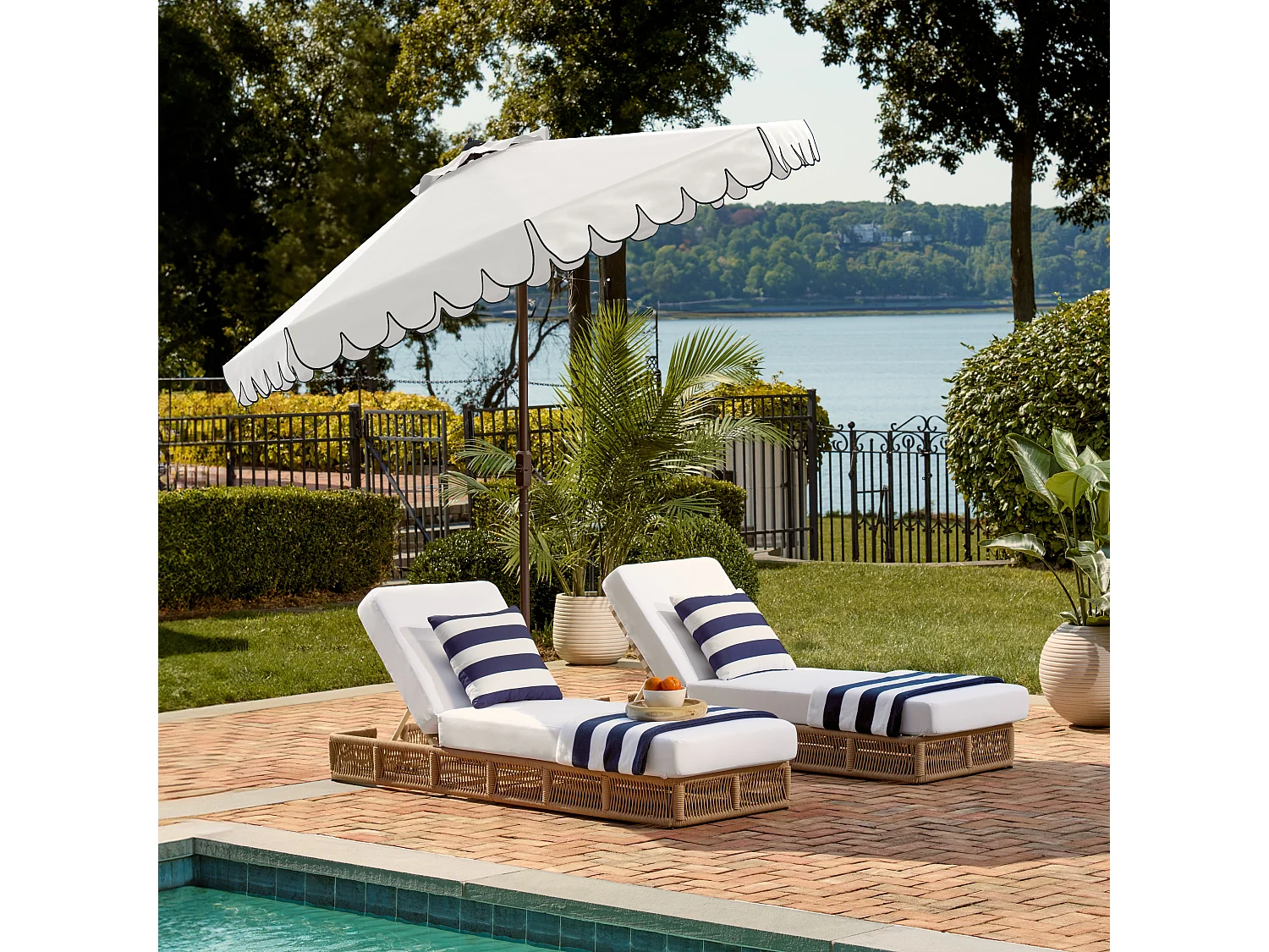 Parasol Blanc/Noir OPEN: 255 x 255 X 250 CLOSE: 15 x 15 x 250 cm - Dorinda