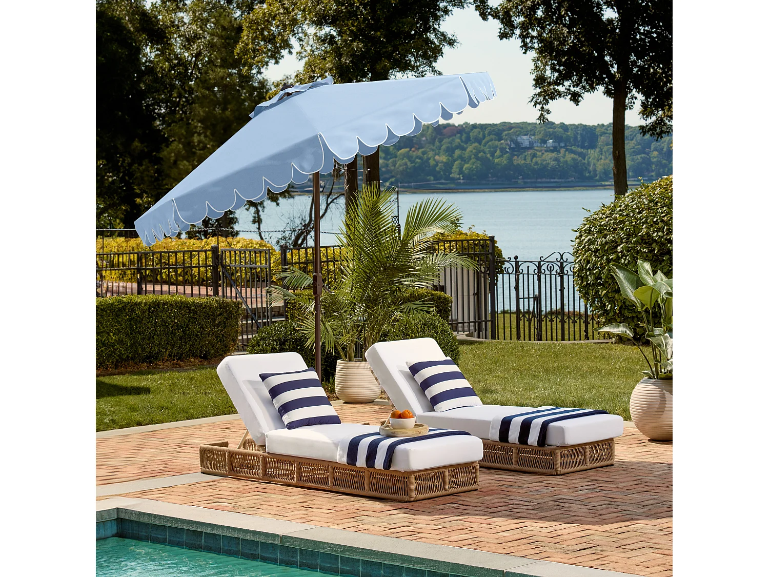 Parasol Bleu /blanc OPEN: 255 x 255 X 250 CLOSE: 15 x 15 x 250 cm - Dorinda