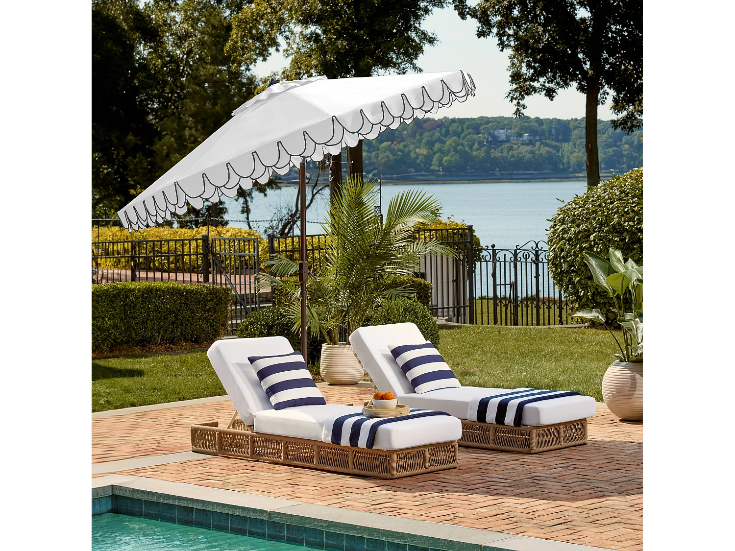 Parasol Blanc/Noir OPEN: 255 x 255 X 250 CLOSE: 15 x 15 x 250 cm - Valance