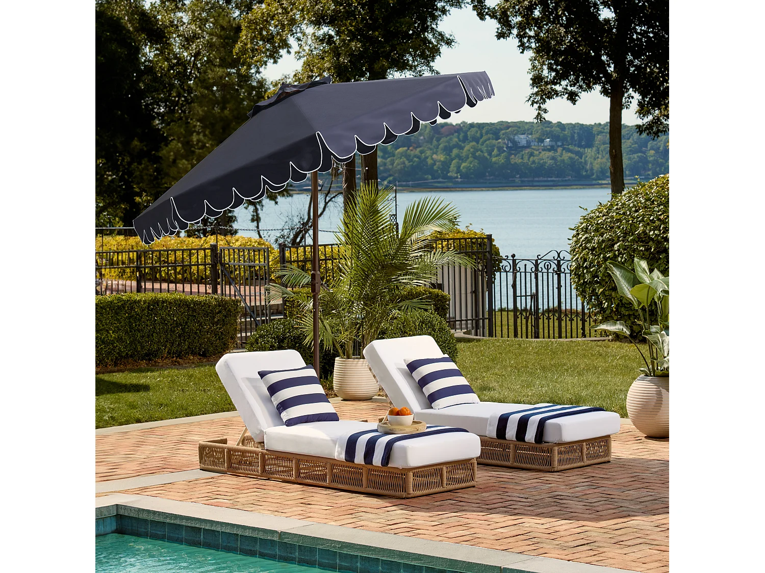 Parasol Marine/Blanc OPEN: 255 x 255 X 250 CLOSE: 15 x 15 x 250 cm - Dorinda