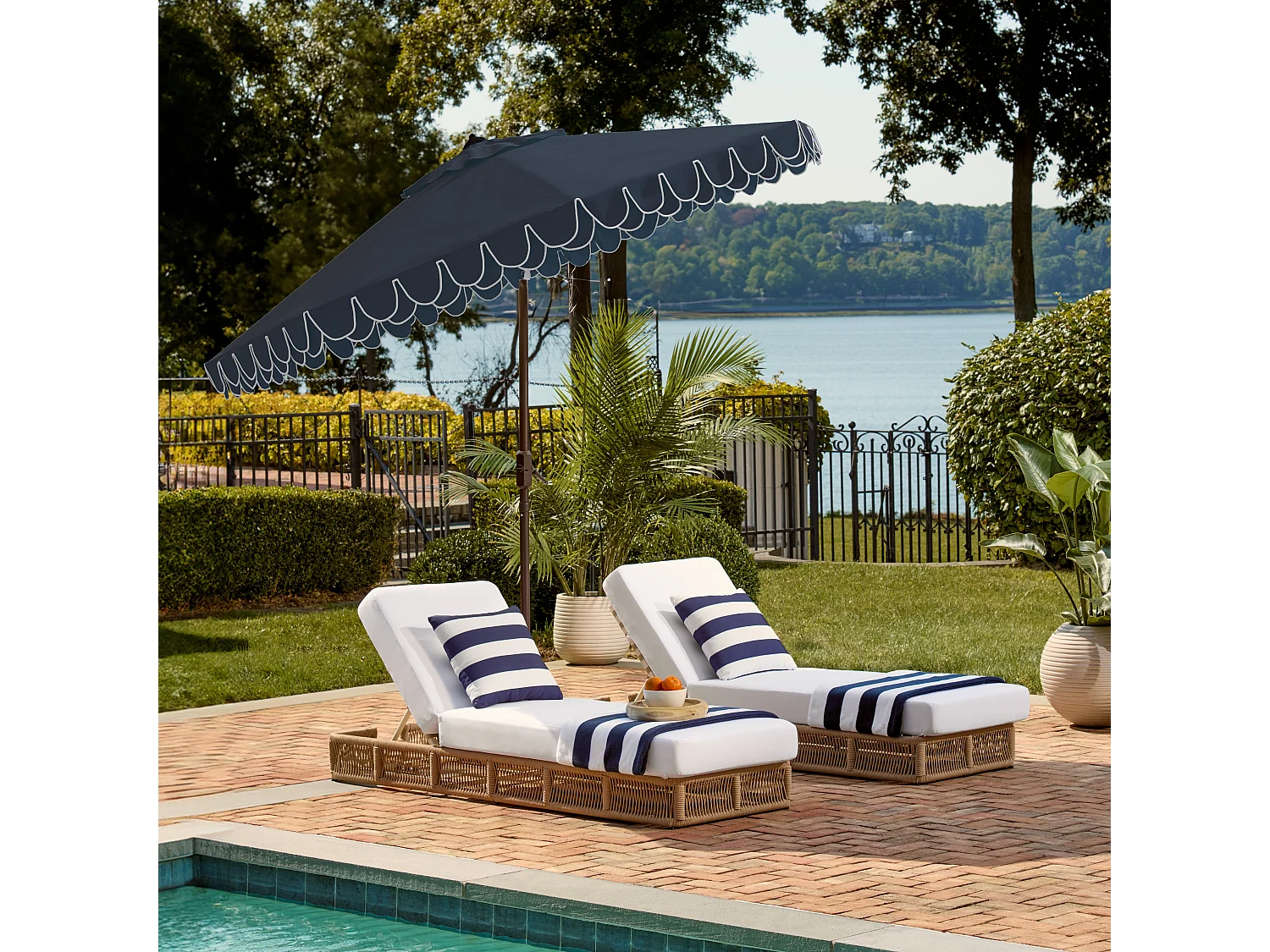 Parasol Marine/Blanc OPEN: 255 x 255 X 250 CLOSE: 15 x 15 x 250 cm - Valance