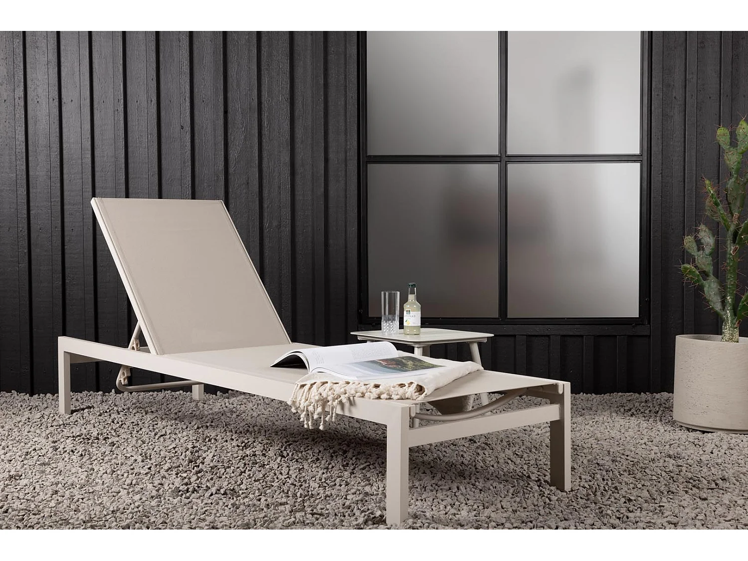 Copacabana chaise longue beige.