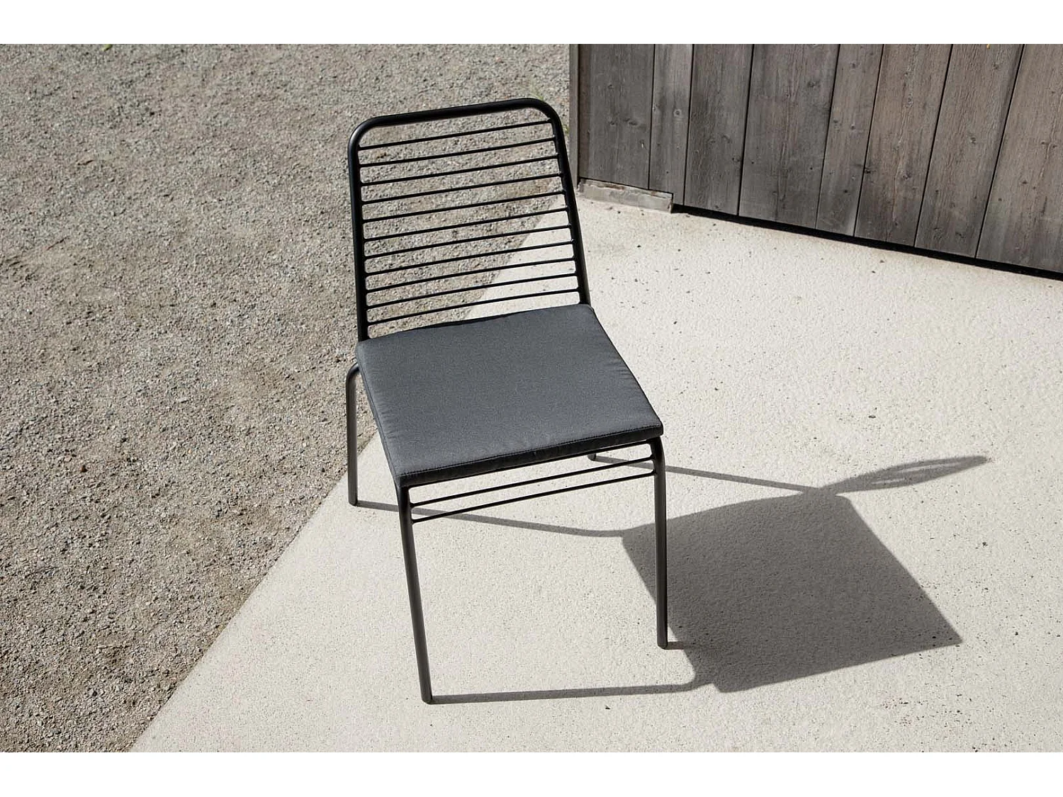 Panjin chaise de jardin avec coussin de jardin noir.