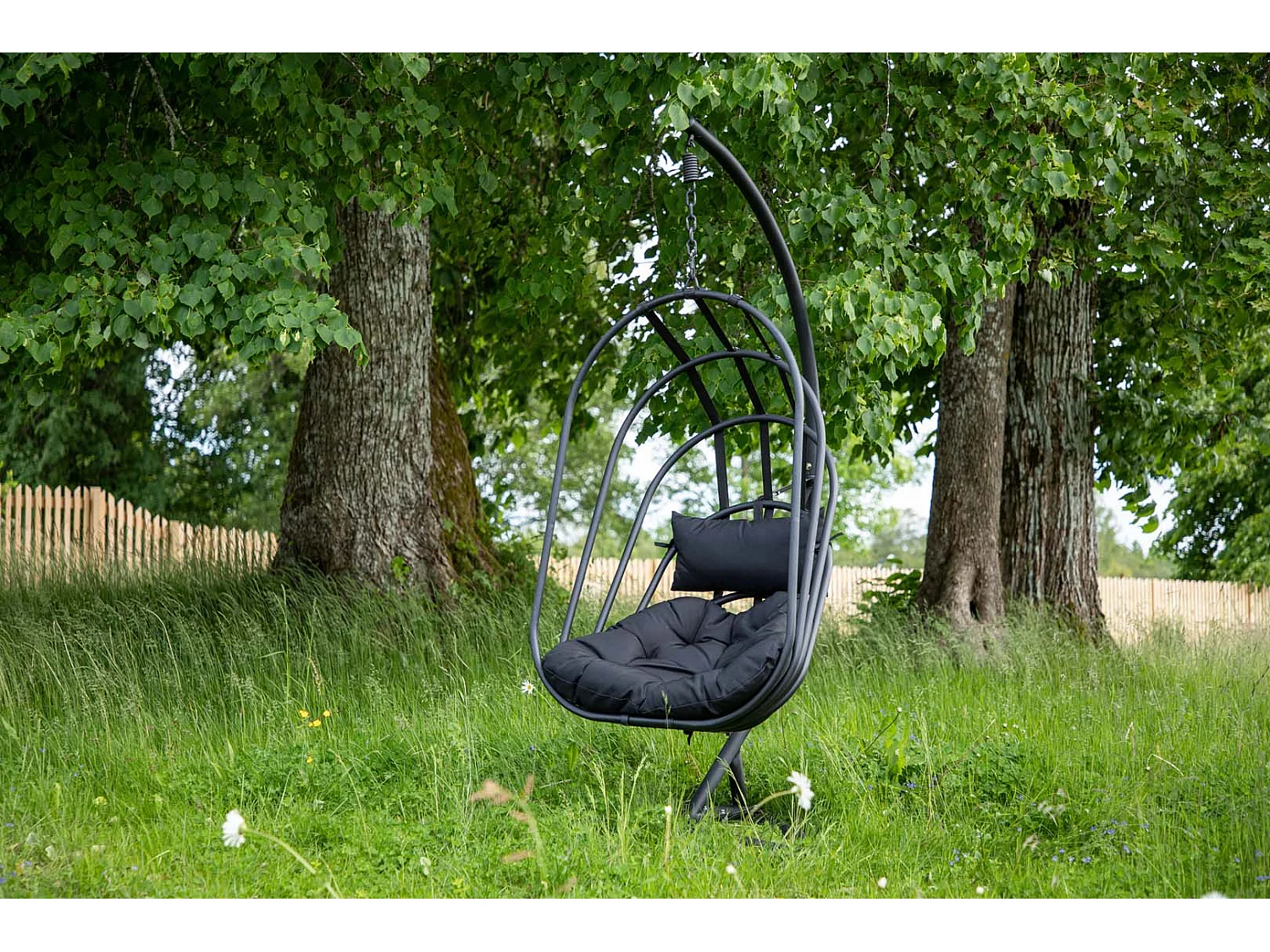 Panay hangende tuinstoel met tuinkussen zwart.