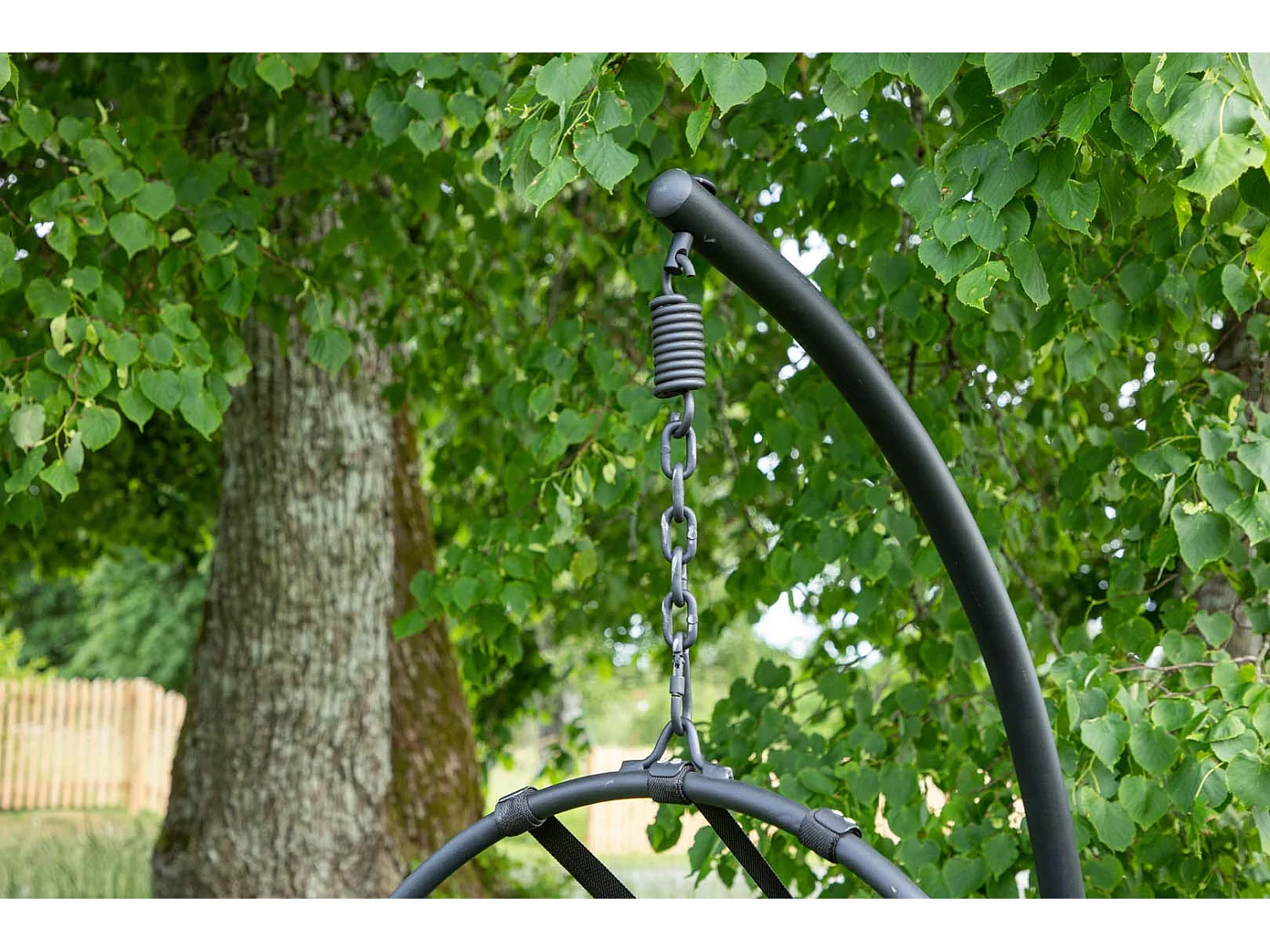 Panay hangende tuinstoel met tuinkussen zwart.