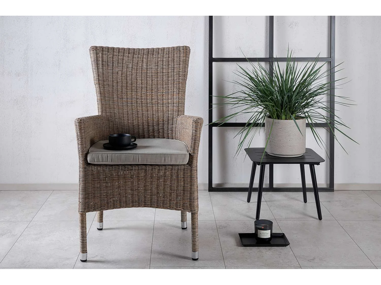 Toscana chaise avec coussin de jardin beige.