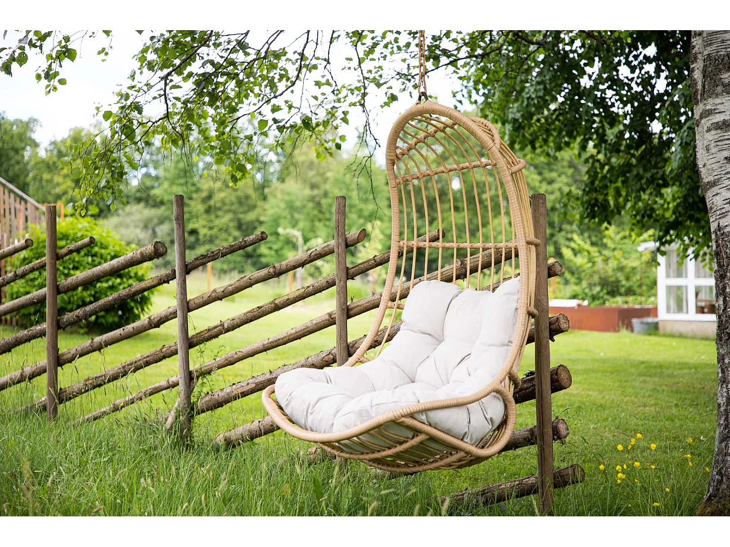 Pulau Gartenstuhl hängend mit Gartenkissen natur.