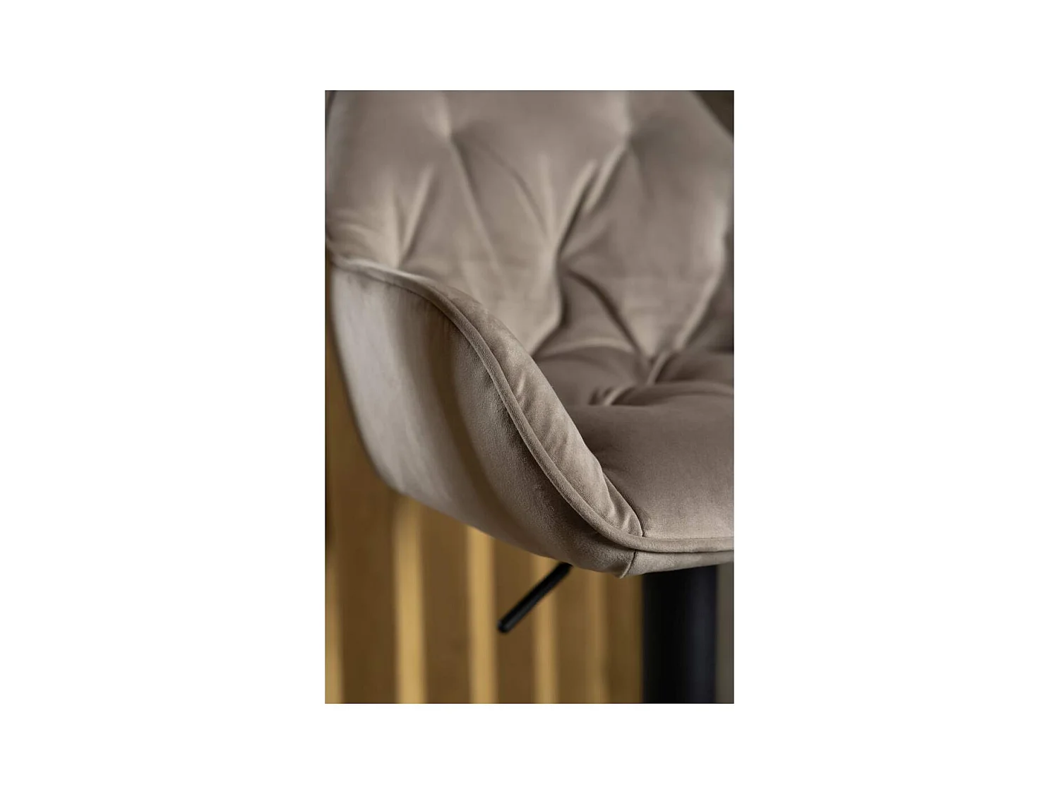 Brooke tabouret de bar velours fonction pivotante beige.