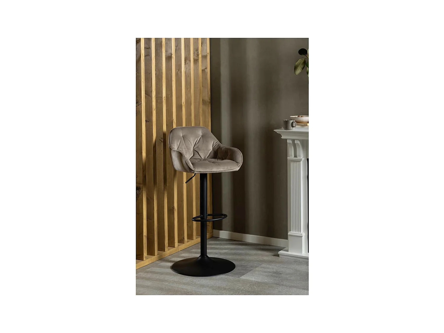 Brooke tabouret de bar velours fonction pivotante beige.