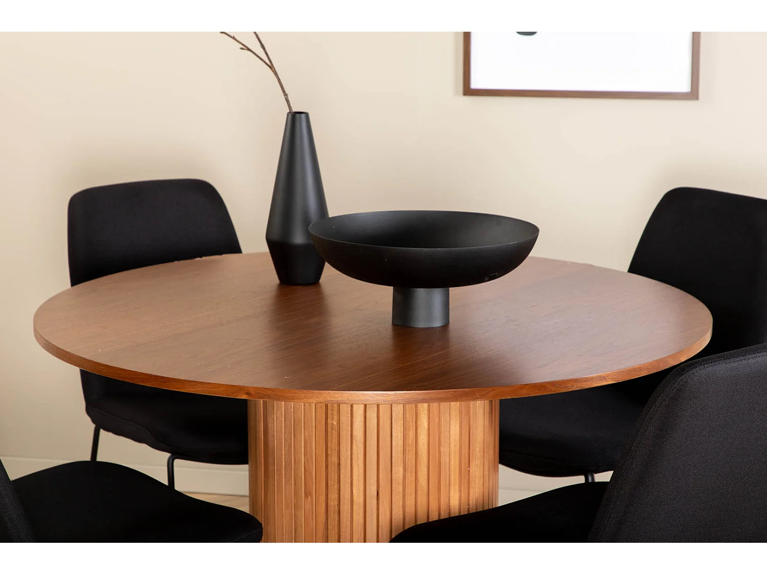 BiancaROWA ensemble table, table chêne plaqué et 4 Muce chaises noir.