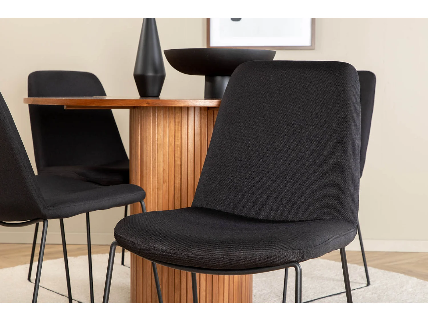 BiancaROWA ensemble table, table chêne plaqué et 4 Muce chaises noir.